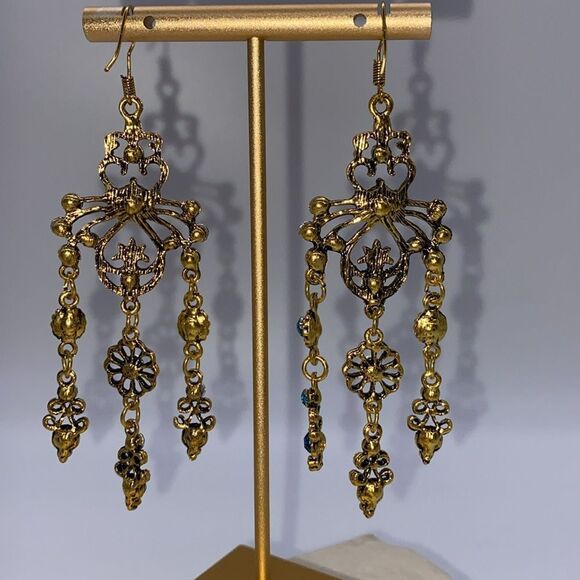 ✨ 🆕 ✨ STUNNING Vibrant Red & Blue Dangle Earrings with Intricate Design✨ - Picture 8 of 15